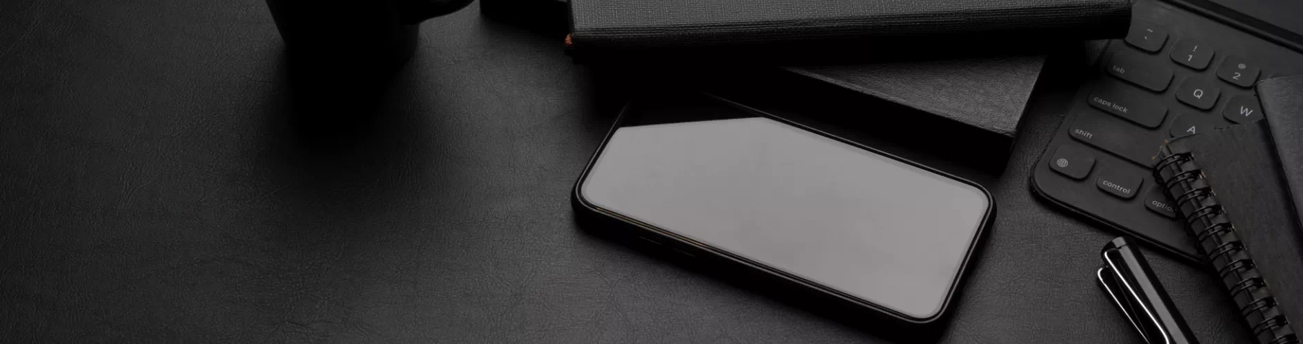 Telefon obok klawiatury